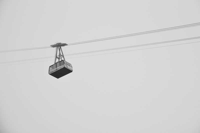hanging, mountain, fuel and power generation, technology, no people, low angle view, schwarz, overhead cable car, rope, day, gondola, weiß, enclosure, cable