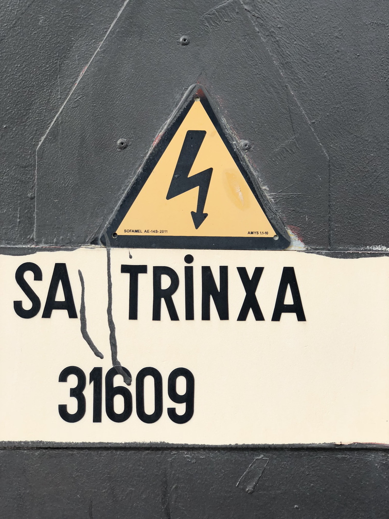 number, close-up, yellow, arrow symbol, high voltage sign, guidance, diseminado can cortes, spain, warning sign, 4K, capital letter, information sign
