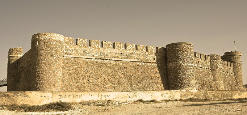 fortified wall, outdoors, land, castle, built structure, 2K, wall, ancient, archaeology, architecture, stone wall, no people, fort, sky, history, building exterior