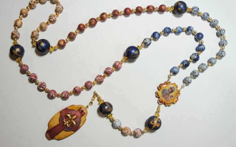 gold, jewelry, necklace, white background, close-up, bead, catholic, fashion, gemstone, 720P, luxury, abundance, personal accessory, semi-precious gem