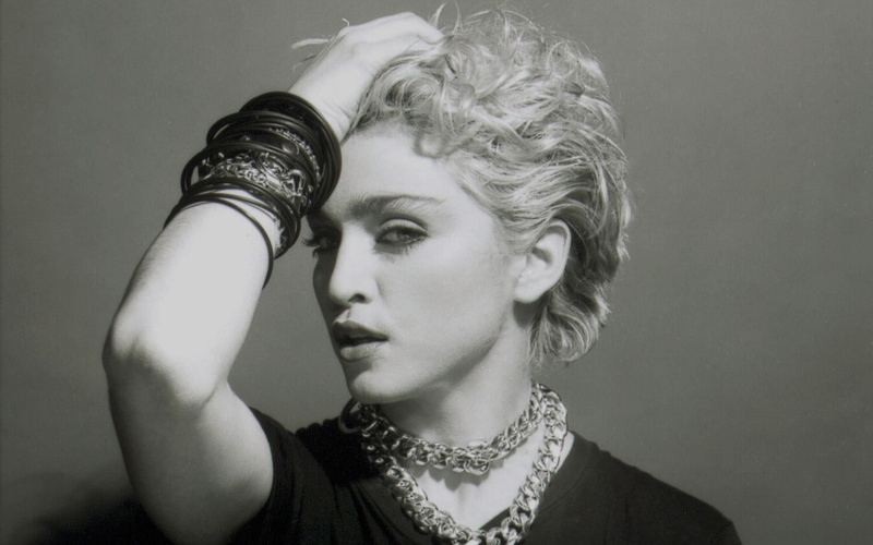 studio shot, Chain, adult, looking at camera, beauty, indoors, young adult, pearl jewelry, Bangle, jewelry, beautiful woman, 1080P, Madonna, Look, bracelet