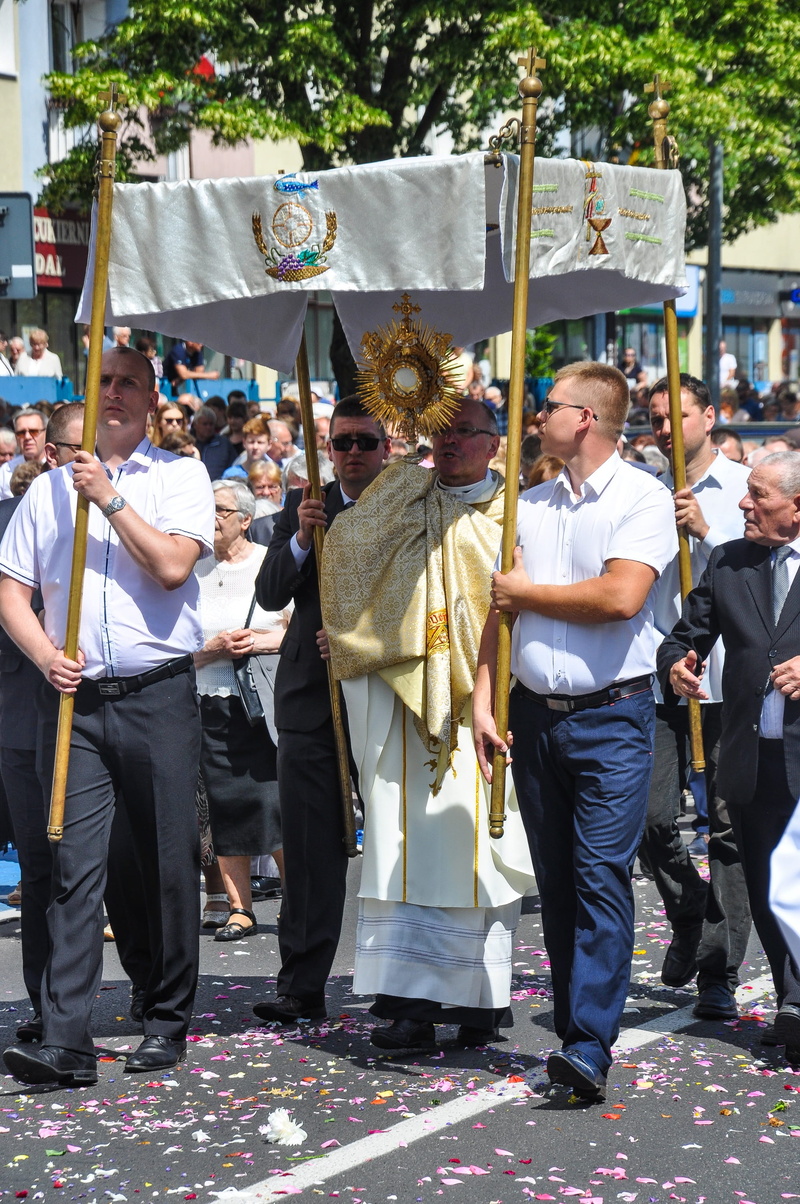 standing, smiling, emotion, enjoyment, adult, 2K, men, arts culture and entertainment, arms raised, leisure activity, the eucharist, women, god body, crowd