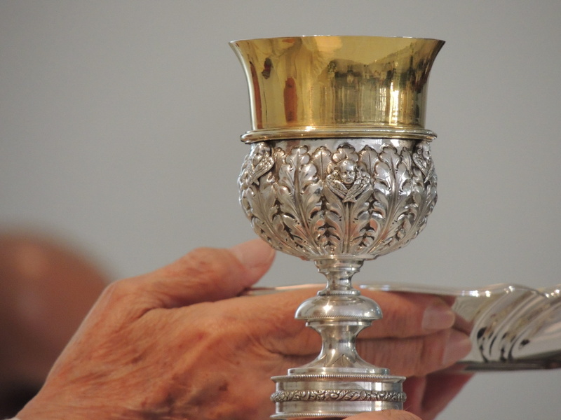 metal, chalice, achievement, hand, photo, catholic, closeup, lifestyles, wineglass, religion, 4K, wealth, finger, luxury, holding, glass, near, stainless