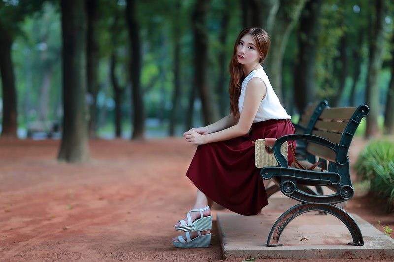 beautiful woman, fashion, full length, hand bags, outdoors, Asian, looking at viewer, hairstyle, adult, 1080P, dress, lifestyles, young adult, park, wedge shoes