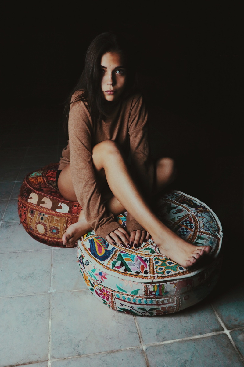 barefoot, women, women indoors, legs crossed, 2K, sitting, legs