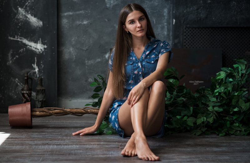 sitting, looking at viewer, 1080P, brunette, blue dress, women, wooden surface, legs crossed