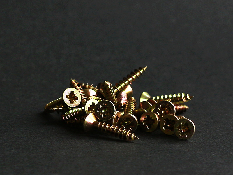 luxury, black background, 2K, selective focus, screw, wood screws, thread, ornate, table, jewelry, necklace, iron, still life, bead, metal, gray background