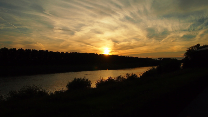 lake, nature, tranquil scene, cloud - sky, beauty in nature, land, sunset, venlo, sky, reflection, outdoors, romantic sky, environment, 4K, river, tree
