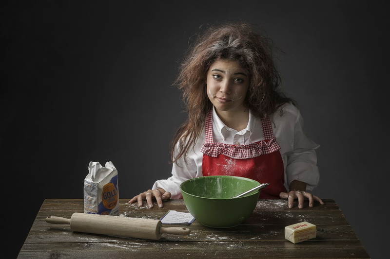 bowl, green, holding, lifestyles, casual clothing, females, 1080P, hairstyle, apron, one person, wellbeing, portrait, food, s, front view, healthy eating