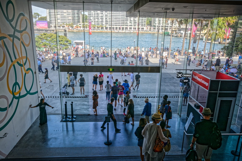 women, day, entrance, walking, lifestyles, sports, large group of people, group of people, human, travel, lobby, men, sport, airport terminal, city, airport