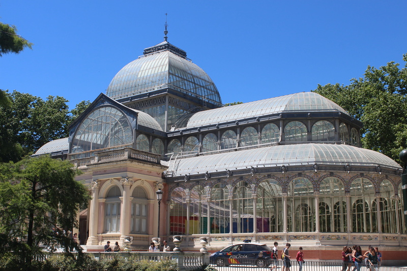 travel destinations, glass, dome, crowd, place of worship, sky, spain, clear sky, city, palace, tree, built structure, history, outdoors, arch, modern