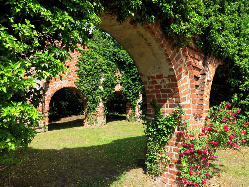 outdoors, concrete, formal garden, wall, architecture, built structure, tree, building exterior, archway, daytime, brick, plant, brown, green color, garden