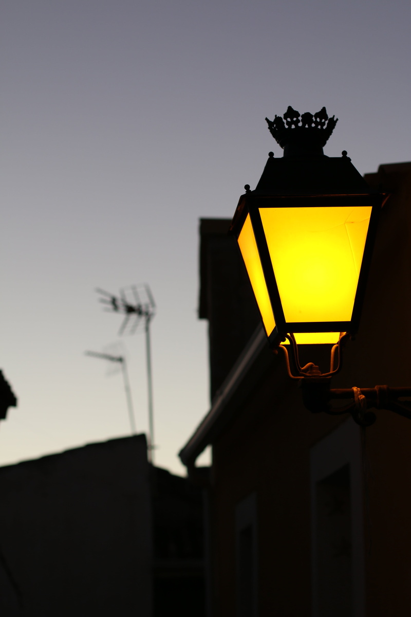 yellow, focus, electric lamp, building exterior, street light, built structure, melancholic, rustic, 5K, lighting, sunset, lighting equipment, architecture