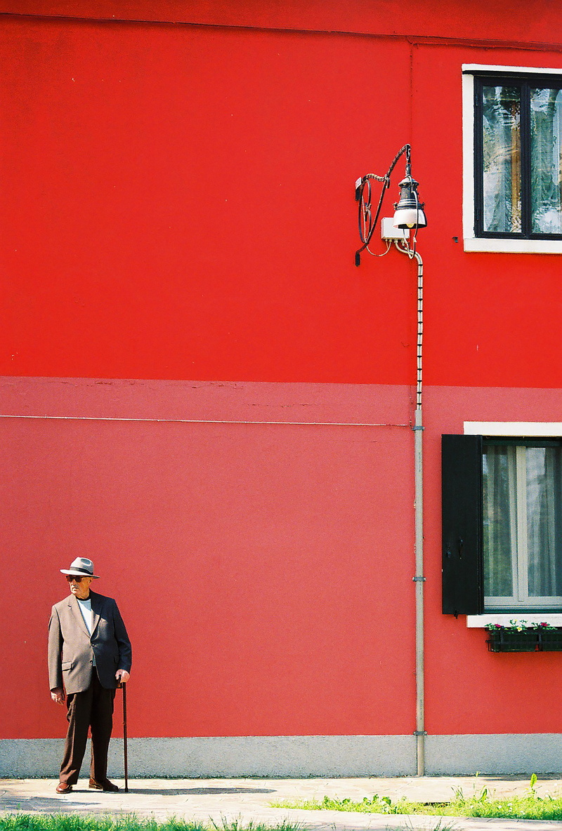 near, gray, copy space, technology, man, security, pants, wearing, architecture, 5K, men, dress, clothing, outdoors, day, red, jacket, safety, brown, wall - building feature