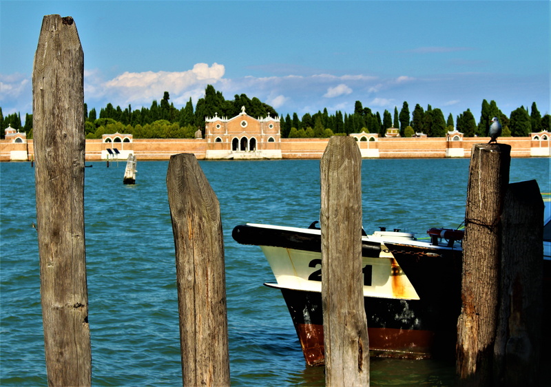 buoy, tranquility, solar, day, photo, tree, horizon, building exterior, old, bollard, boat, beauty in nature, wooden post, stone-built house, himmel, no people