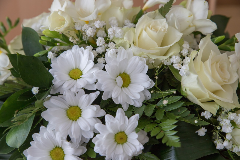 beauty in nature, white roses, bouquet, inflorescence, plant part, close-up, 5K, leaf, petal, fragility, white color, bunch of flowers, romantic, white daisies