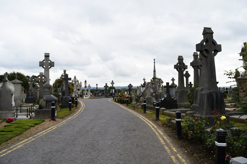 Cross, sculpture, the past, day, Cemetery, the way forward, plant, tombstone, transportation, built structure, sky, representation, memorial, cloud - sky