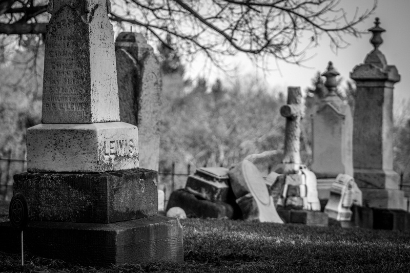 grayscale, focus on foreground, photo, architecture, day, history, graveyard, stone, photography, gravestone, black and white, monument, cemetary, 4K