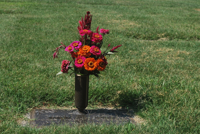 tombstone, flowers, fragility, nature, mortuary, grass, religion, ceremonial, tomb, buried, memories, Grave, land, field, mourn, sorrow, vulnerability