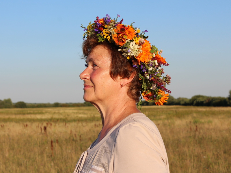 wearing, field, sky, white, 4K, legend, woman, witchcraft, cap, neck, hairstyle, life, rite, shirt, youth, autumn, headdress, contemplation, cute, real people