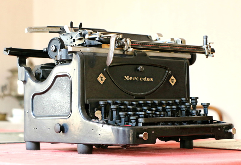 text, metal, black, printer, single object, indoors, communication, still life, table, photography, 2K, antiques, typewriter, technology, antique, close-up