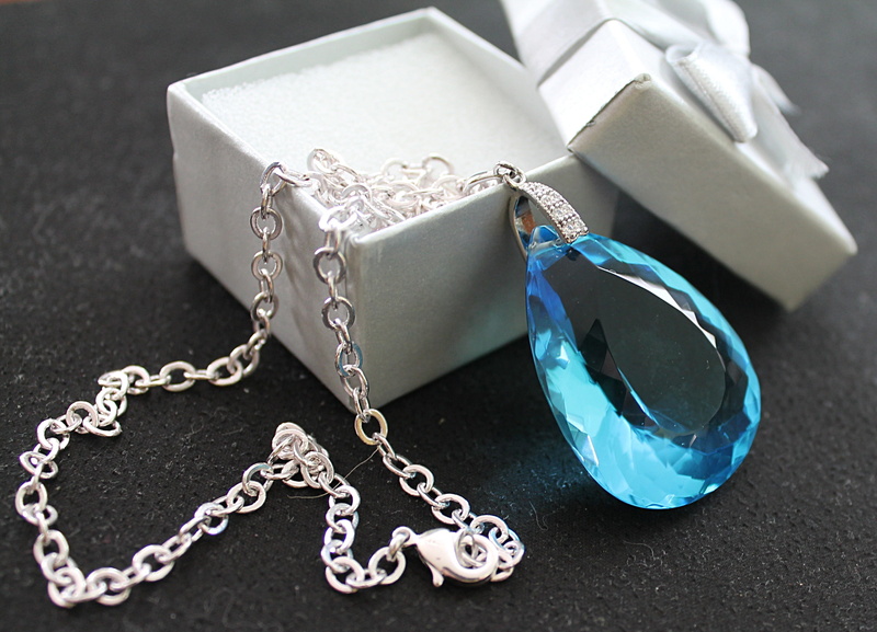 2K, studio shot, precious gem, blue, silver colored, container, still life, topaz, jewelry, indoors, luxury, wealth, blue topaz, shiny, ornate, gift, box - container