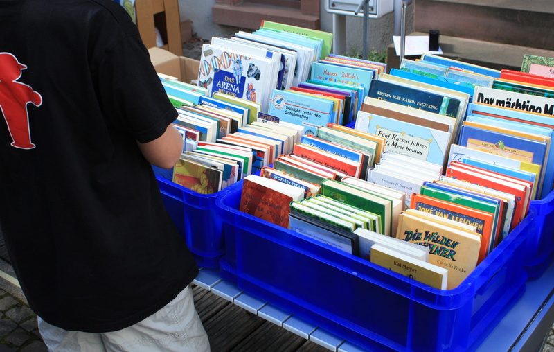 man, technology, Search, holding, large group of objects, choosing, Books, midsection, blue, indoors, store, people, Browse, stack, retail, human body part
