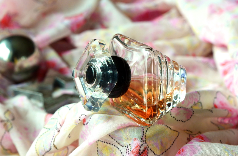 linen, glass, filled, glass - material, wealth, close-up, perfume sprayer, no people, day, Perfume Bottle, indoors, transparent, floral pattern, 4K, design