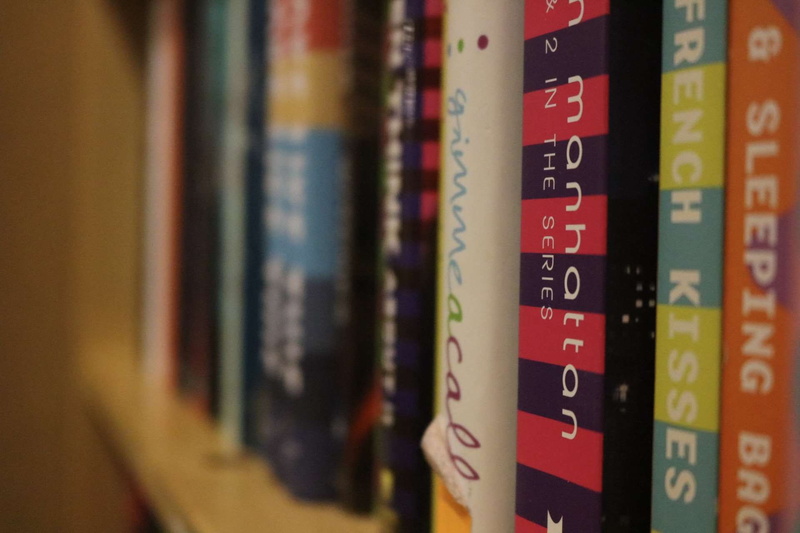 art and craft, expertise, publication, selective focus, education, indoors, library, focus on foreground, still life, multi colored, number, shelf, 1080P