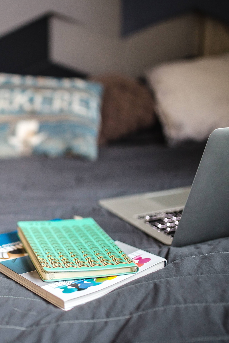 2K, connection, pillow, computer, domestic room, sheets, notebook, no people, indoors, focus on foreground, technology, business, using laptop, bed, living room