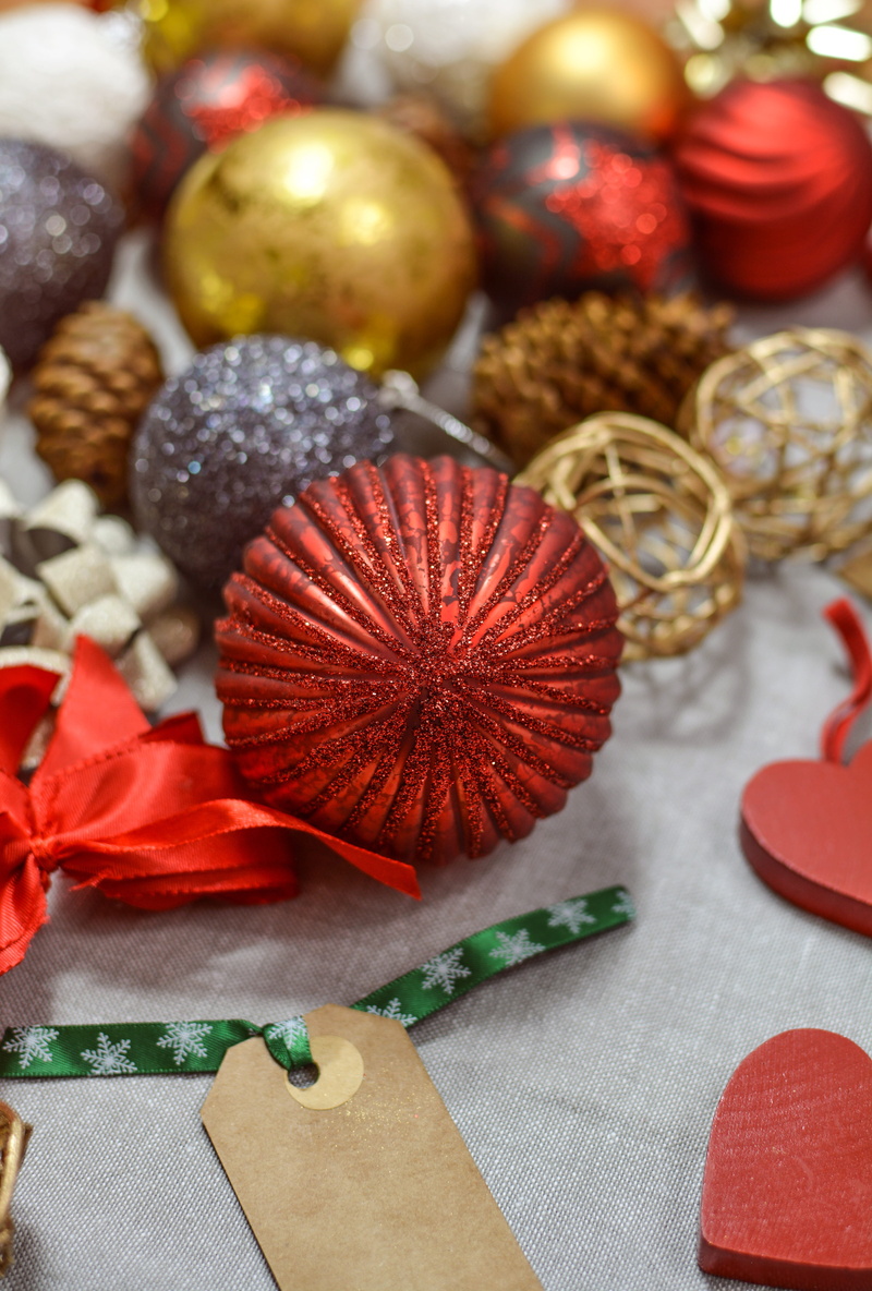 holiday, red, borders, ornament, shiny, event, christmas, decor, focus on foreground, ball, gold, christmas ornament, ribbon, celebration, 5K, food and drink