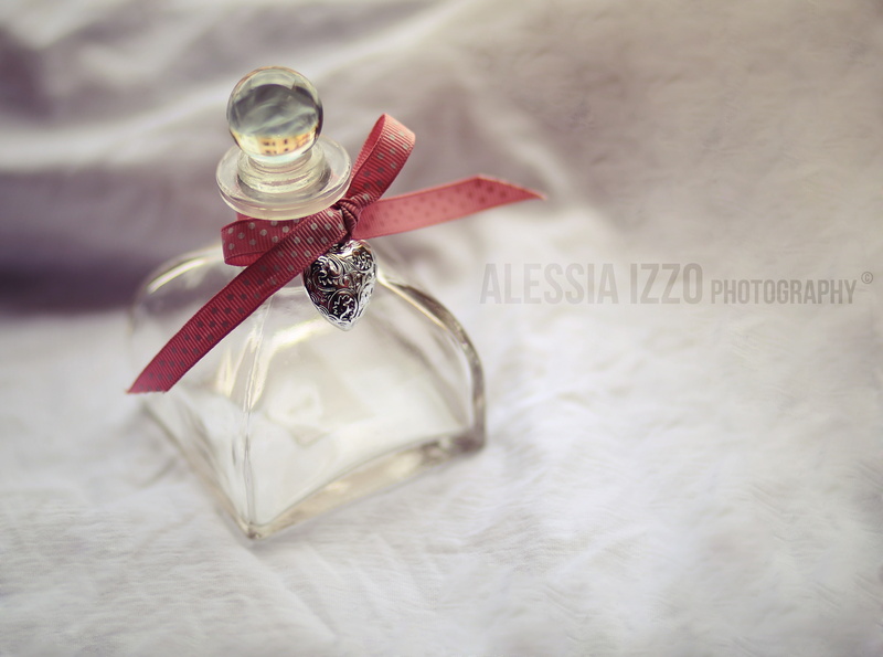 ribbon, christmas ornament, no people, clear, Love, christmas decoration, close-up, selective focus, Fragrance, Macro, Vintage, Perfume, Cute, Glass, red bow