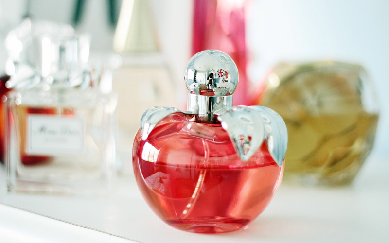 brand, metal, shiny, glass, heart shape, clear, focus on foreground, bottle, perfume sprayer, table, glass - material, container, two objects, nina, red