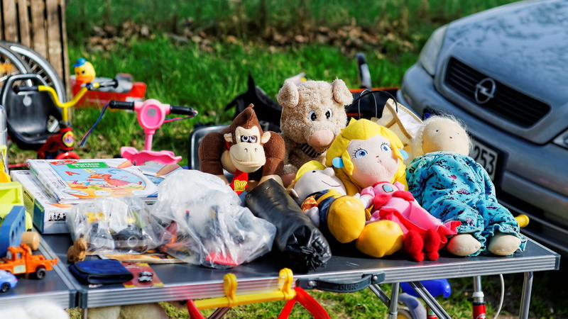 toy, large group of objects, representation, choice, day, antiquariat, box, clutter, outdoors, multi colored, search, car, creativity, variation, mode of transportation