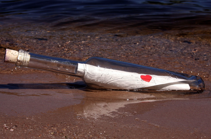 note, wet, background, water, drink, outdoors, single object, close-up, high angle view, day, HD, full screen, pollution, bottle