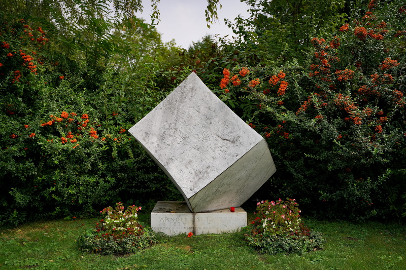 pray, outdoors, plant, day, shape, central cemetery, flowering plant, arnold schönberg, grave, tree, funeral, orange color, sad, monument, viennas central cemetery