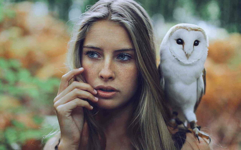 focus on foreground, day, lifestyles, headshot, outdoors, human face, adult, hairstyle, togetherness, face, front view, beauty, portrait, hair, owl, young adult