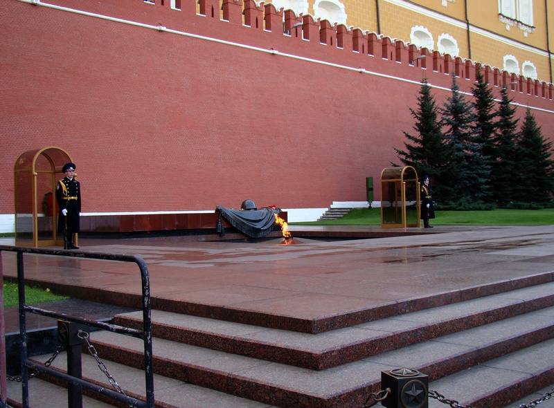 kremlin wall, honor guard, outdoors, nature, the eternal flame, day, aleksandrovskiy garden, no people, city, street, railing, footpath, moscow, transportation
