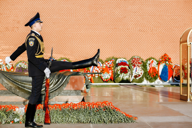 soldiers, Eternal flame, flowers, guard, Moscow, 1080P, Alexander garden, The Kremlin wall, Victory Day, Russia, The tomb of the unknown soldier