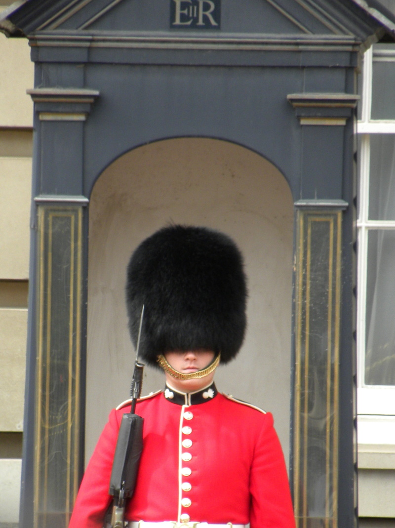 portrait, hat, 2K, outdoors, military, europe, real people, leisure activity, day, rifle, lifestyles, london, uniform, changing of the guard, one person
