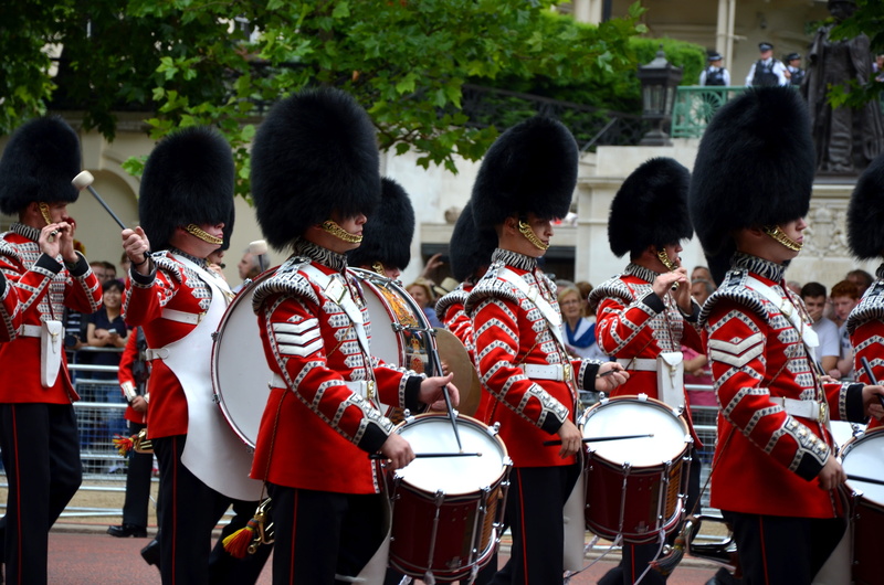 artist, uniform, clothing, Drums, band, traditional clothing, real people, musical instrument, large group of people, england, marching, outdoors, in a row