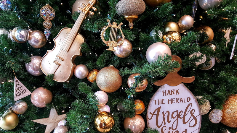 event, away in a manger, celebration, text, indoors, close-up, no people, ivory, western script, communication, gold, green, 2K, background, still life