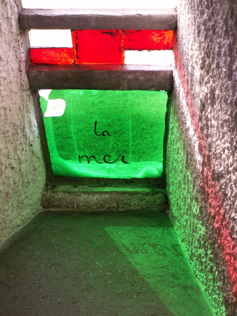 communication, close-up, 2K, environmental conservation, architecture, wall, indoors, green, modern, graffiti, wall - building feature, le corbusier, green color