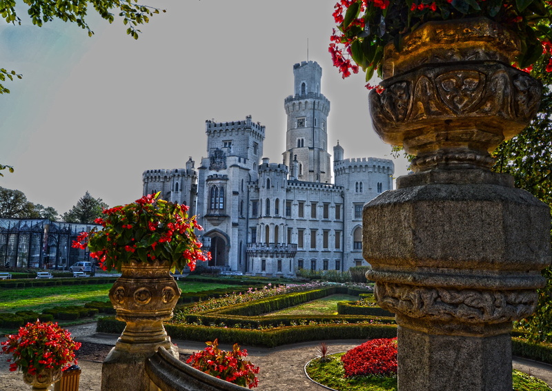 Hluboká, sculpture, plant, city, Lock, history, monument, 2K, outdoors, the past, art and craft, building, tourism, 13th century, white stone, building exterior