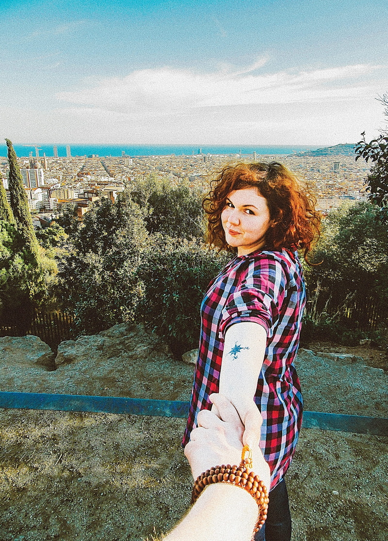 lifestyles, leisure activity, looking at camera, young, young women, sunlight, young adult, güell park, young woman, hairstyle, real people, portrait, female