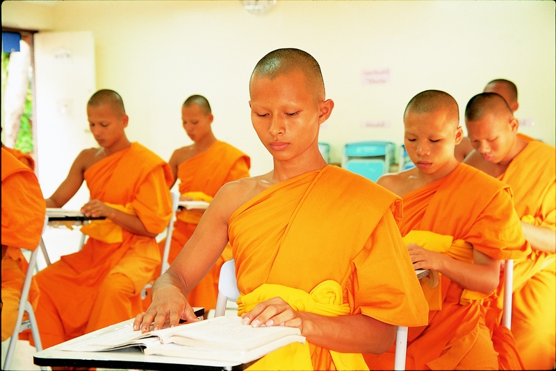 wat, students, phra dhammakaya, table, dhammakaya pagoda, people, robes, adult, group of people, sitting, young men, 2K, women, mid adult men, learn, three quarter length