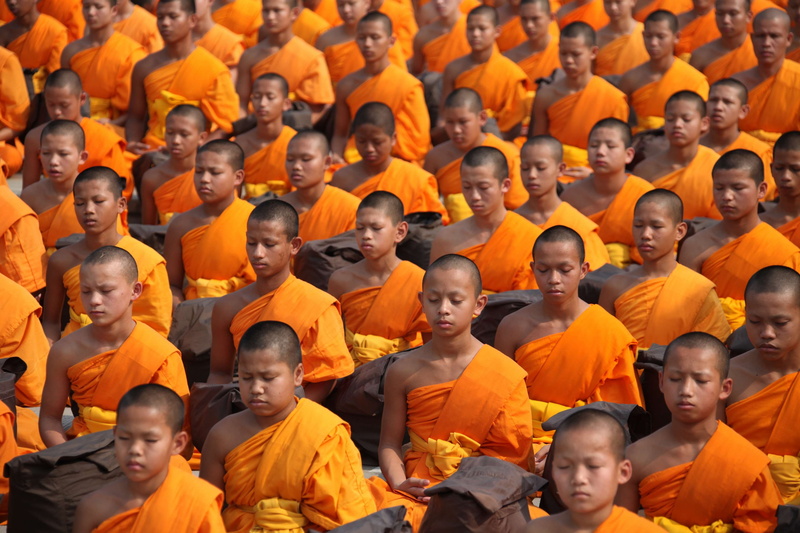 novices, group, children, prayer, buddhists, women, large group of people, group of people, meditate, smiling, peace, dhammakaya pagoda, festival, ceremony