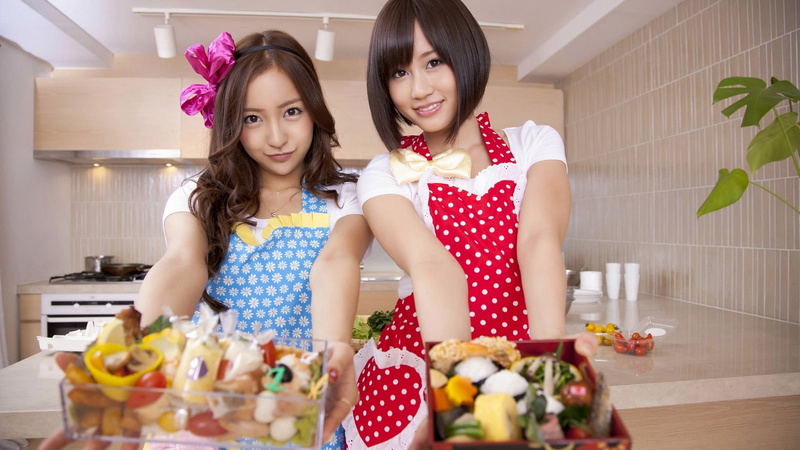 1080P, two people, beautiful woman, indoors, smiling, food, Japanese, looking at camera, young adult, hairstyle, aprons, standing, emotion, model, s, holding