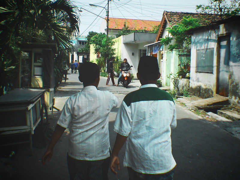 residential district, way, walk, men, building, outdoors, nature, indonesia, mosque, holy, city, people, leisure activity, alley, shalat, rear view, religious