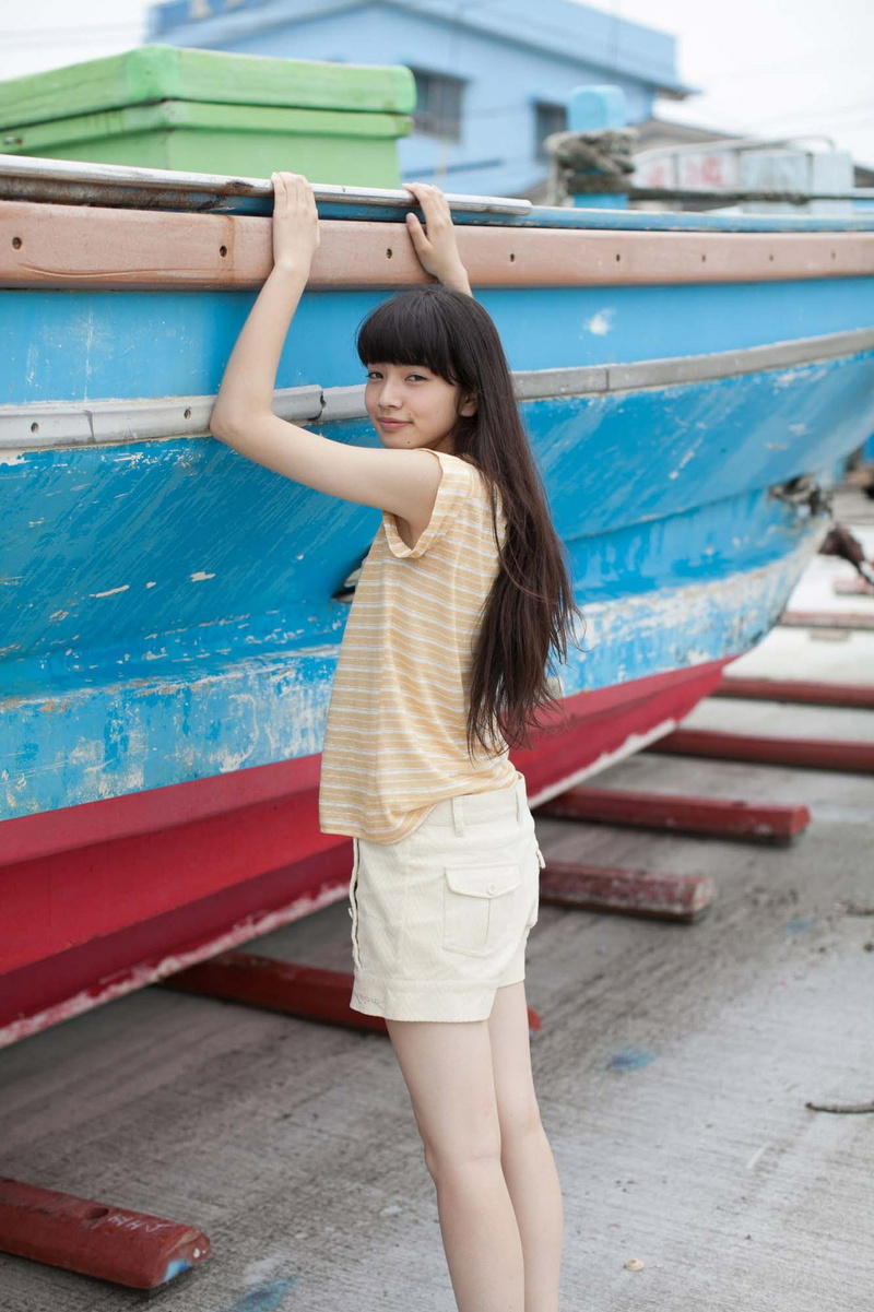 water, brown hair, standing, Asian, young women, 1080P, human arm, fashion, adult, long hair, three quarter length, young adult, body part, Nana Komatsu